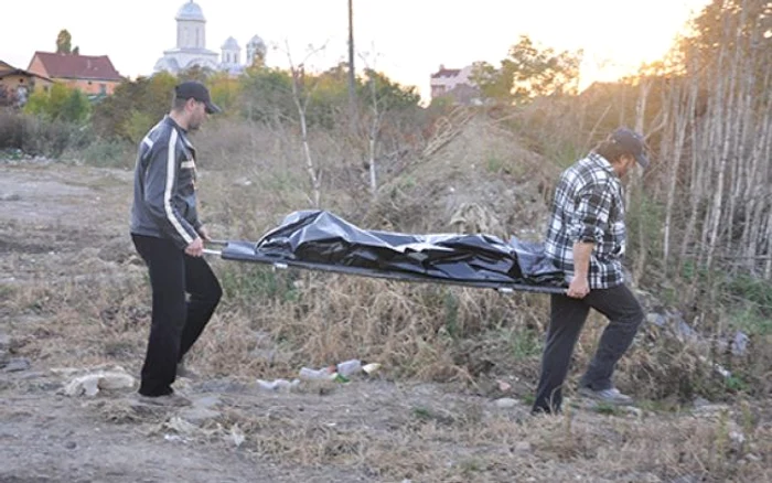 Fetiţa, în timp ce era transportată de criminalişti la morgă