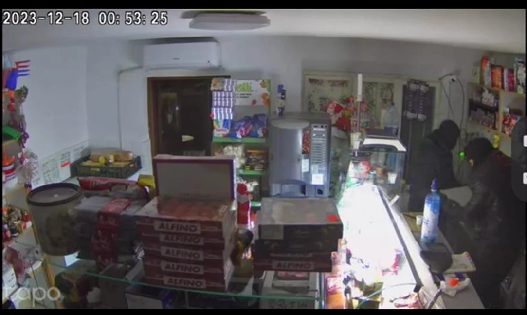 Hoți cu cagule in magazinul din Ghindărești sursa martor 