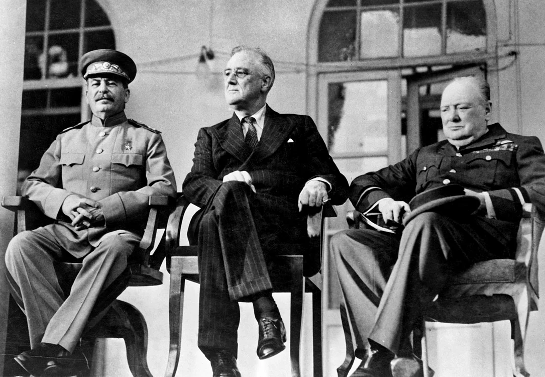 Iosif Stalin (stânga), Franklin Roosevelt (mijloc) și Winston Churchill/FOTO: Wikipedia