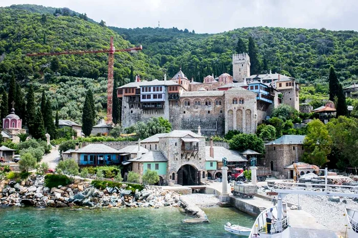 
    Intrarea principală pe Muntele Athos Foto: basilica.ro  