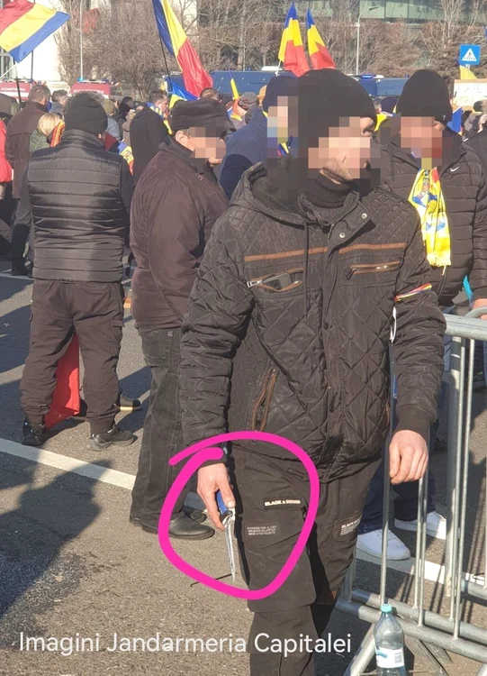 Unul dintre protestatari era înarmat cu un cuțit FOTO Jandarmerie