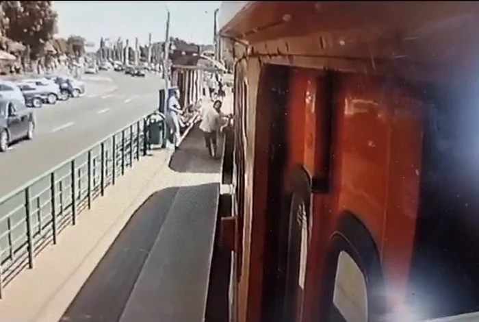 Femeia a fost trântită după ce tramvaiul a luat viteză FOTO Captura video