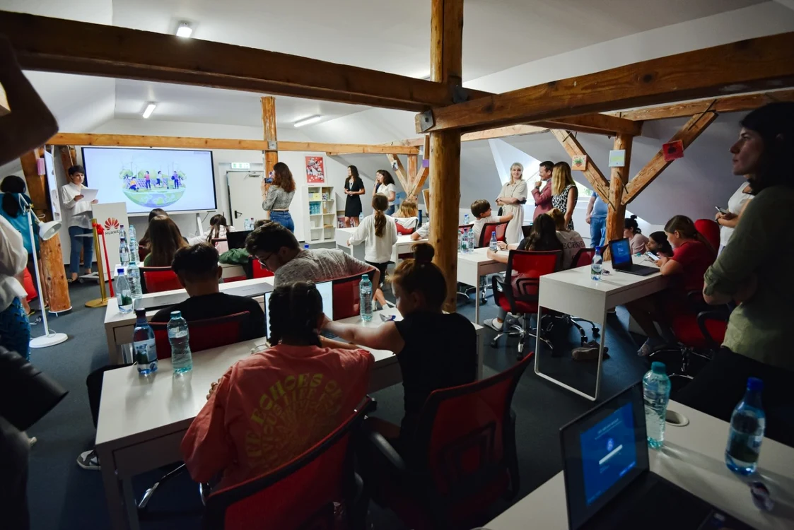 Sala de inforrmatică Huawei inagurată la centrul SOS Satele Copiilor din Bucureşti.