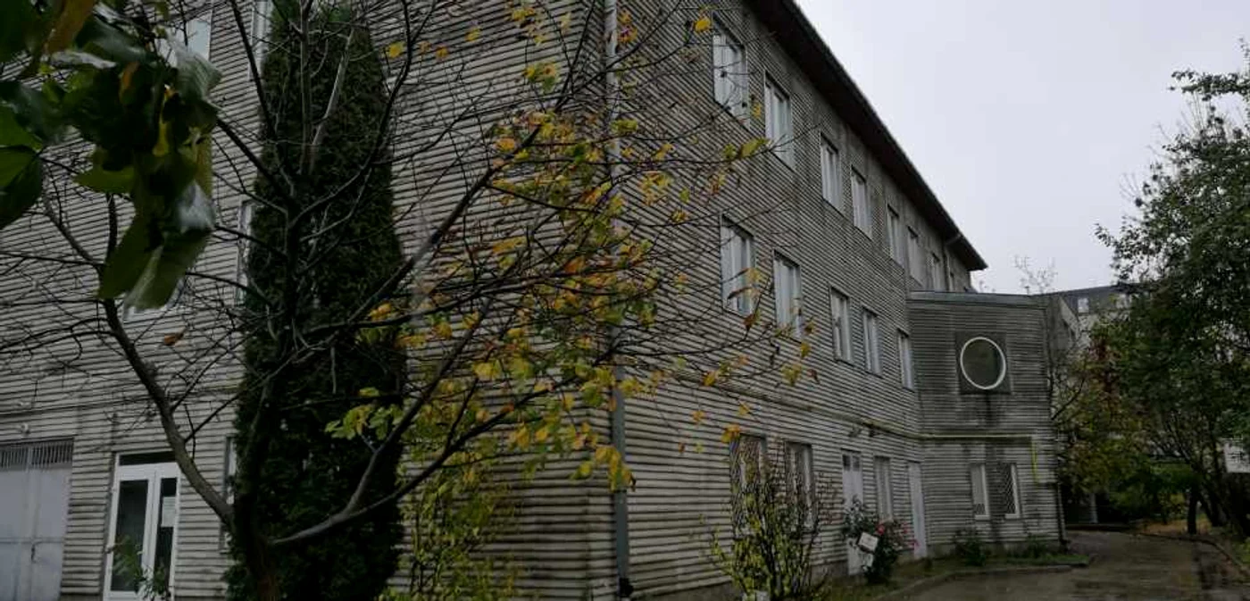 Policlinica fără plată este „ascunsă” în spatele unei clinici private din centrul oraşului. FOTO: Remus Florescu