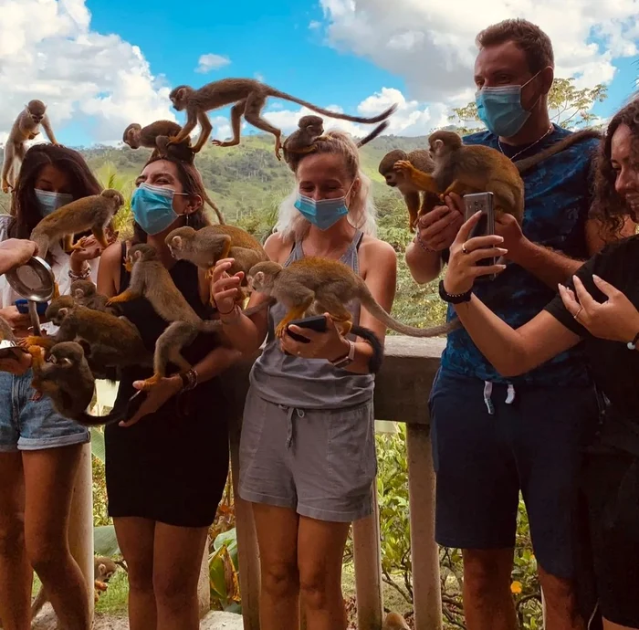 Împreună cu echipa merge în diferite excursii prin zonă