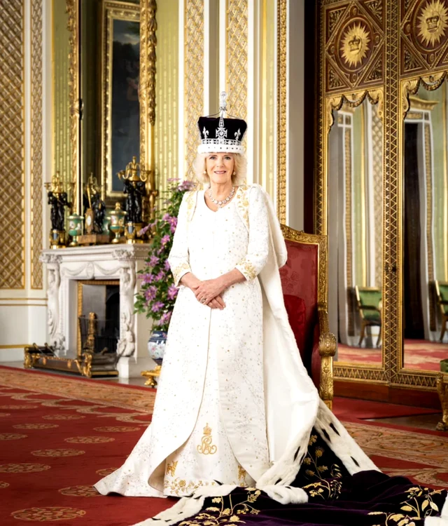 Portretul oficial de după Încoronare al Reginei Camilla