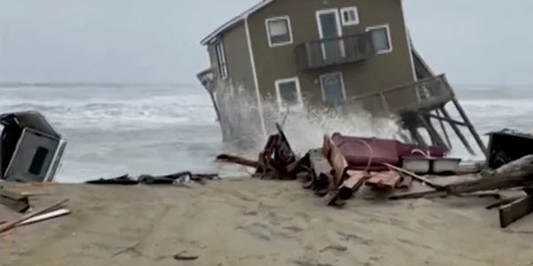 Două case de pe plaja din Carolina de Nord  s-au prăbuşit marţi în apa foto captura video