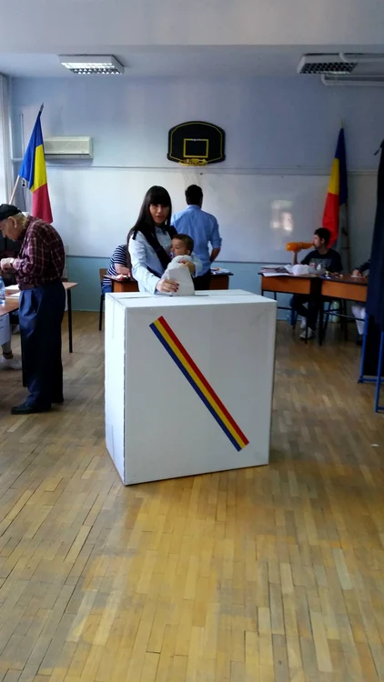 Elena Băsescu, cu Sofia Anais la vot (foto Facebook)