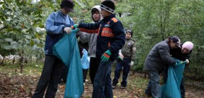 Galaţi: Peste 1.000 de voluntari au predat astăzi o lecţie de ecologie gălăţenilor