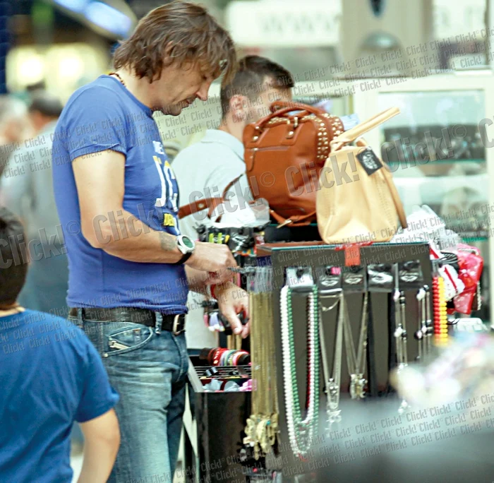 Bonetti a fost surprins de fotoreporterii Click! când şi-a cumpărat talismanul care îi va aduce victoria cu CFR (Foto: Mihai Ionescu)