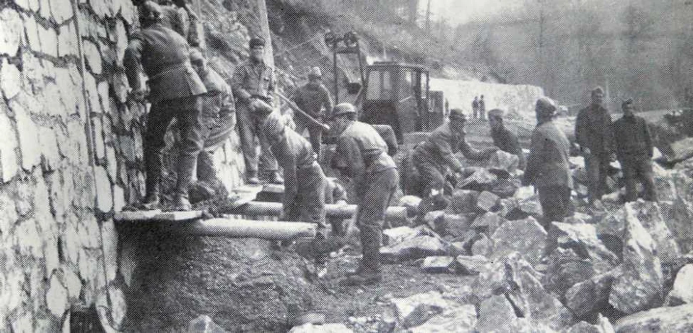 Muncitori în timpul construcţiei Transfăgărăşanului FOTO Arhivă