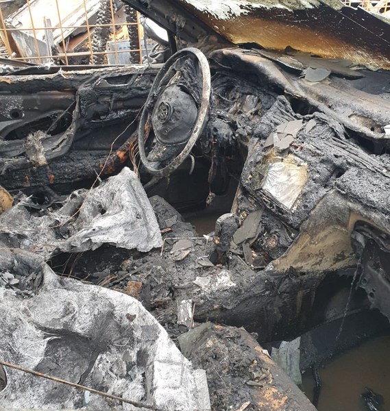 Imagini horror la Buzău: două cadavre carbonizate, găsite într-o mașină incendiată. Principala ipoteză a anchetatorilor