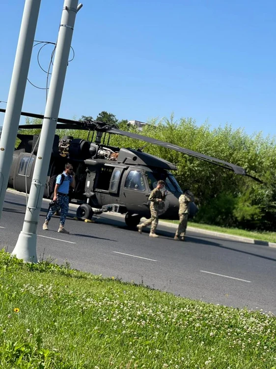 Instituţia a precizat că elicopterul militar participa, împreună cu alte aeronave, la o repetiţie pentru manifestările organizate cu prilejul Zilei Aviaţie.