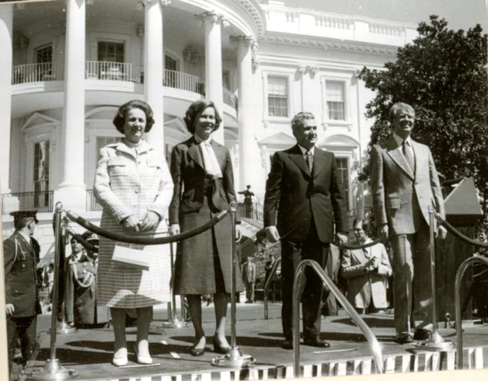 Nicolae şi Elena Ceauşescu în 1978 în faţa Casei Albe, primiţi de preşedintele SUA, Jimmy Carter