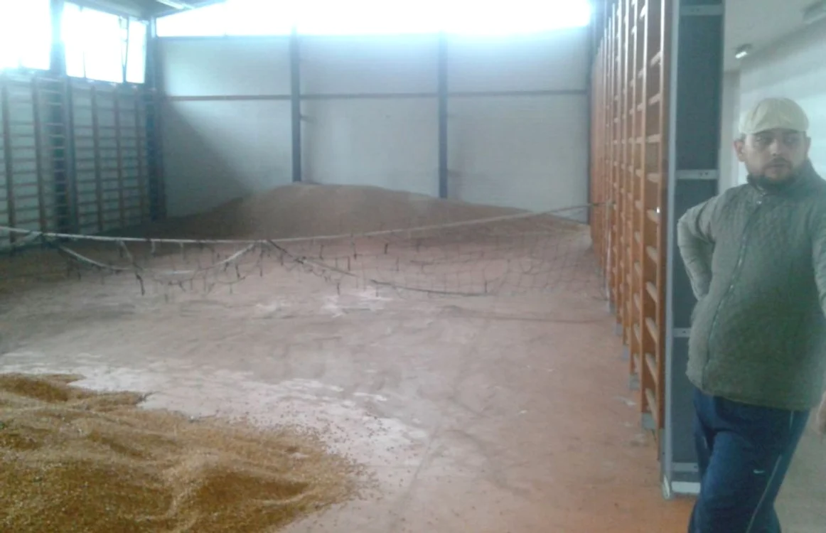 Preotul Dacian Pop şi-a depozitat grâul în sala de sport a comunei Fizeşu Gherlii. FOTO: Remus Florescu