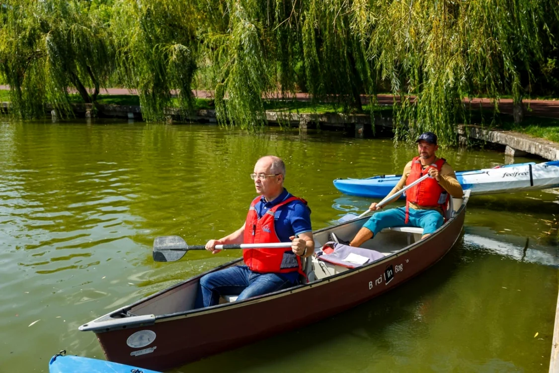 Emil Boc a vâslit pe lacul din Gheorgheni. FOTO: PCN
