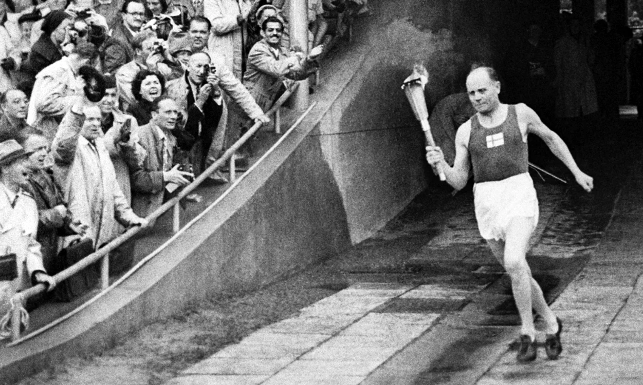 Atletul finlandez Paavo Nurmi intrând pe Stadionul Olimpic din Helsinki FOTO Wikimedia Commons