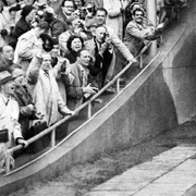 Atletul finlandez Paavo Nurmi intrând pe Stadionul Olimpic din Helsinki în 1952 FOTO Wikimedia Commons