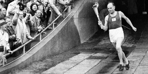 Atletul finlandez Paavo Nurmi intrând pe Stadionul Olimpic din Helsinki în 1952 FOTO Wikimedia Commons