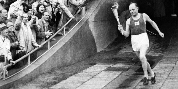 Atletul finlandez Paavo Nurmi intrând pe Stadionul Olimpic din Helsinki în 1952 FOTO Wikimedia Commons