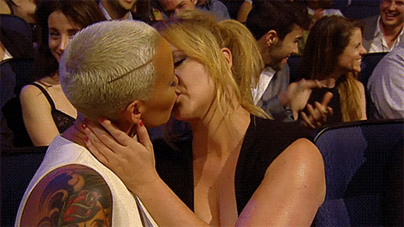 
    Gazda MTV Movie Awards 2015, Amy Schumer, a sărutat-o pasional pe Amber Rose, fosta soție a rapperului Wiz Khalifafoto: vh1.com  