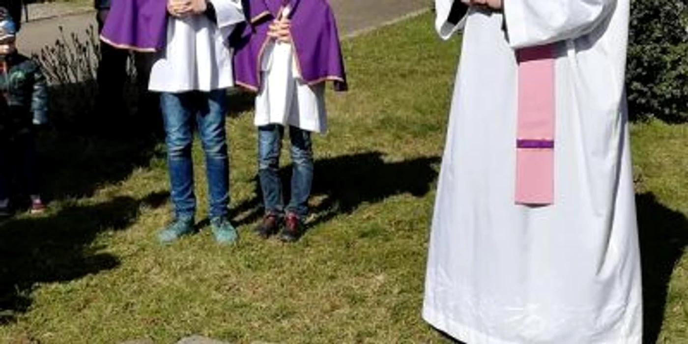 Cărţile arse de preoţii catolici în Polonia FOTO Facebook/ Fundacja SMS Z NIEBA