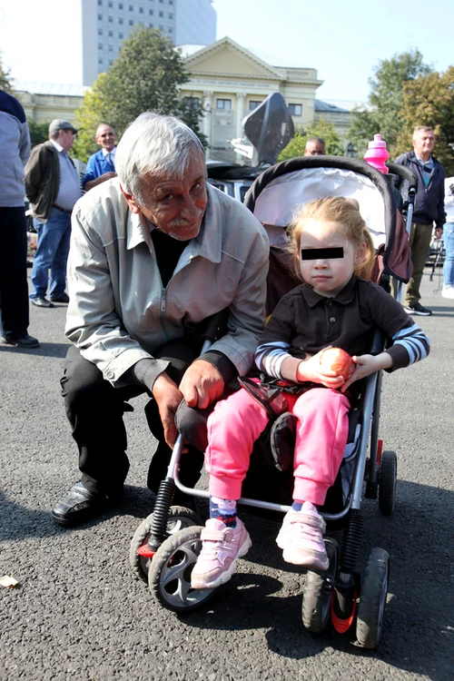 Constantin Bazavan, este un pensionar sărac, care a venit cu nepoata la protestul pensionarilor, din Piața Victoriei