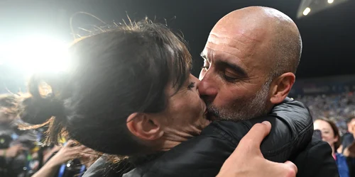 Pep Guardiola își sărută soția Cristina după finala Champions League castigata de Manchester City contra Inter Milano FOTO Profimedia jpg