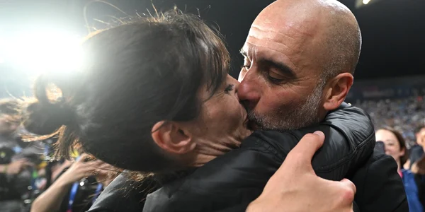 Pep Guardiola își sărută soția Cristina după finala Champions League castigata de Manchester City contra Inter Milano FOTO Profimedia jpg
