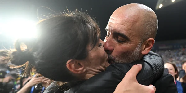 Pep Guardiola își sărută soția Cristina după finala Champions League castigata de Manchester City contra Inter Milano FOTO Profimedia jpg