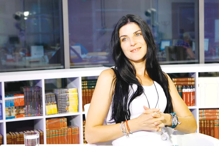 
    Chris Simion face primele declaraţii despre căsnicia ei, care se pare că se va încheia chiar de "Ziua Îndrăgostiţilor"Foto: Adevărul  