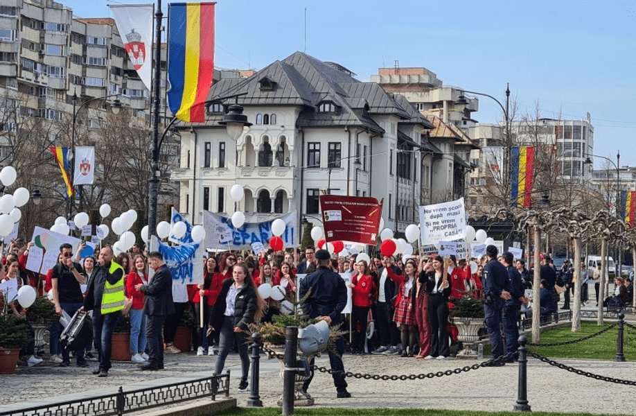 Protest în faţa Primăriei Iași. Părinţii elevilor evacuaţi din Colegiul Pedagogic cer rezolvarea situaţiei