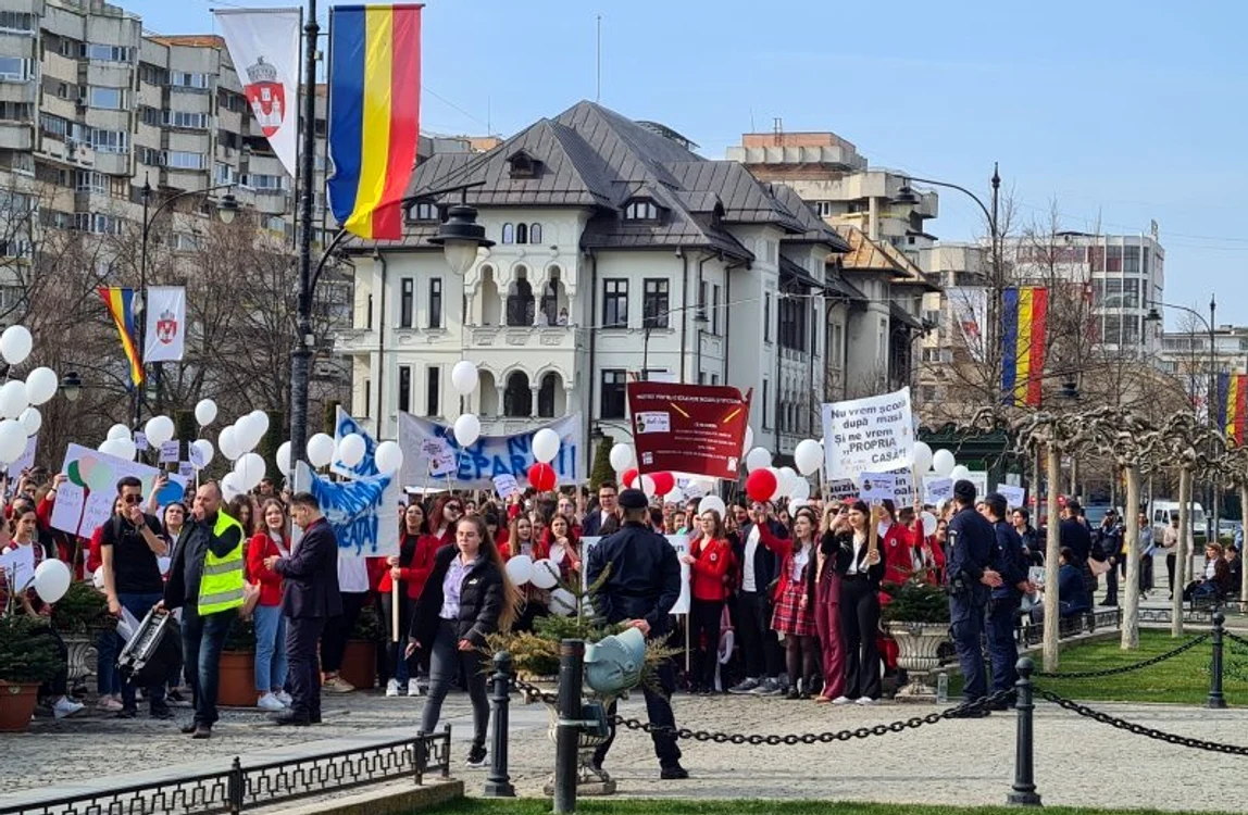 Protest Colegiul Pedagogic Iaşi SURSĂ ziaruldeiasi.ro