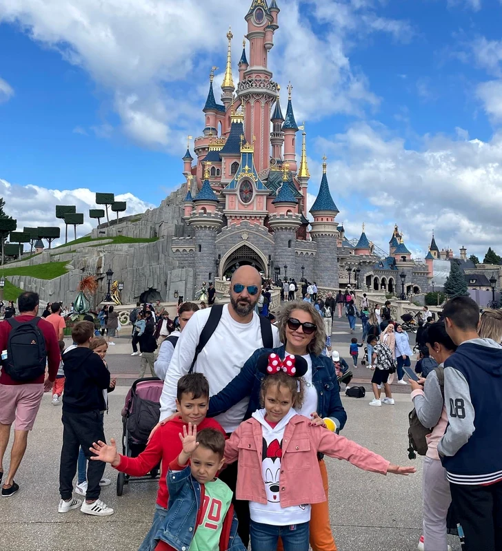 Vedeta Antenei 1 și-a dus însă copiii la Disneyland Paris, acolo unde, după cum a mărturisit, nu a mai ajuns de când a fost în luna de miere