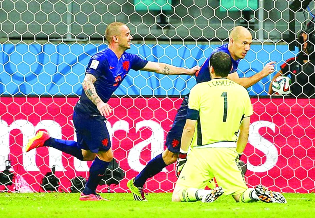 Iker Casillas, portarul şi căpitanul Spaniei, a fost îngenuncheat de olandezi (foto: Reuters)