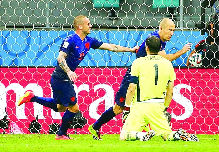 Iker Casillas, portarul şi căpitanul Spaniei, a fost îngenuncheat de olandezi (foto: Reuters)