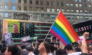 Protest la New York fata de decizia lui Trump de excludere a persoanelor transgender din armata americana FOTO Twitter @isabellehanne