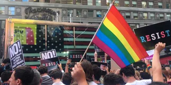 Protest la New York fata de decizia lui Trump de excludere a persoanelor transgender din armata americana FOTO Twitter @isabellehanne