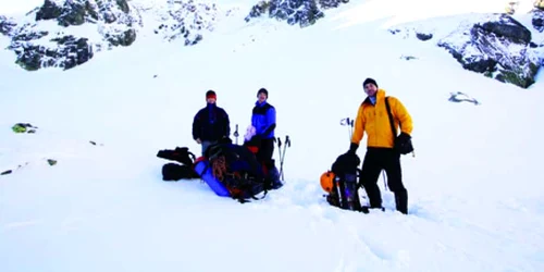 Dimineaţă, alpiniştii voluntari au pornit în căutarea soţilor Ion şi Adriana Gruia, dispăruţi pe Masivul Ţarcu din 19 decembrie 2009