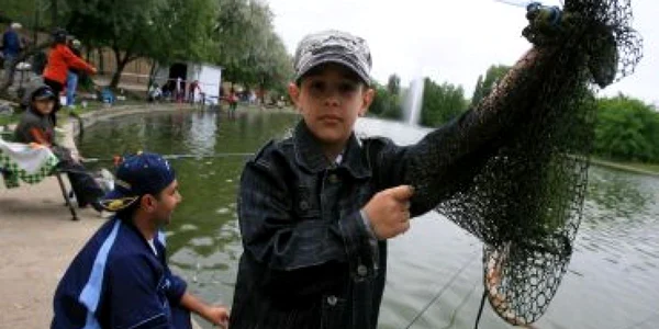 Bucureşti: Cei mici, mari pescari pe baltă