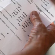 Pensionari discută cu reprezentanții presei și oficialii Caselor de Pensii de care aparțin privind recalcularea pensiei, în București. FOTO Inquam Photos / Octav Ganea