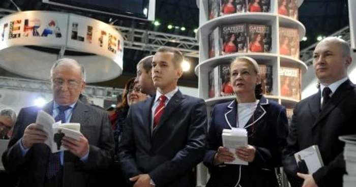 De la stânga la dreapta, Ion Iliescu, Andrei Năstase şi Dana Năstase
participă la lansarea cărţii "Exerciţii de libertate", scrisă de Adrian
Năstase, în cadrul Târgului Interrnaţional de Carte Gaudeamus FOTO
Mediafax