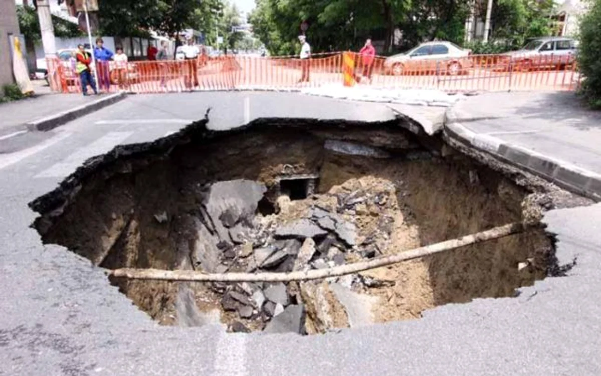 Una din zecile de surpări grave de la Galaţi FOTO Arhiva Adevărul