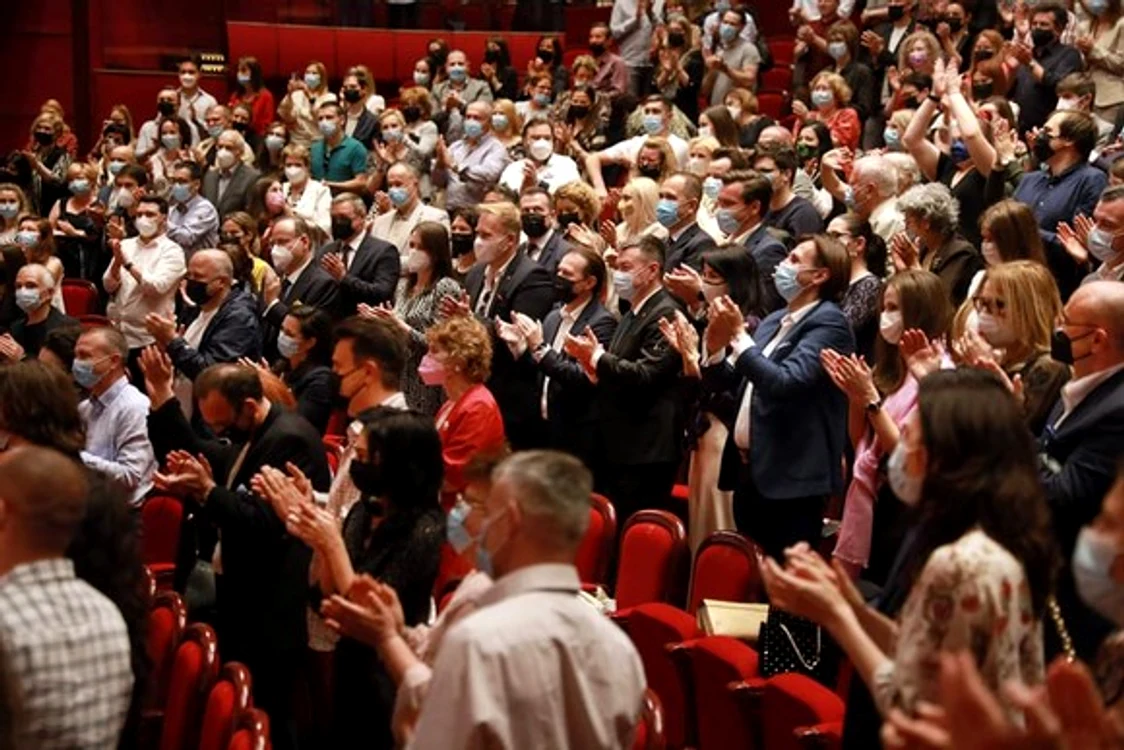 
    La Teatrul Național 800 de oameni au putut asista la spectacolul Dineu cu Proști cu Hotațiu Mălăele în rolul principalFoto: Ministerul Culturii  