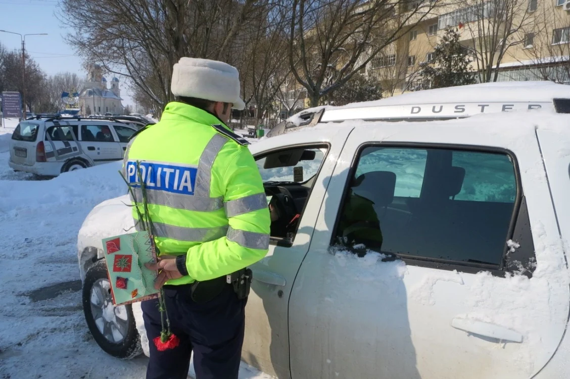 Poliţiştii au oferti flori şi felicitări femeilor FOTO IPJ Călăraşi