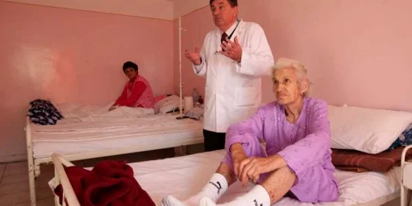 Profesorul doctor Florinel Bădulescu spune că e nevoie de mai mulţi angajaţi în clinică, pentru a îngriji bolnavii. 