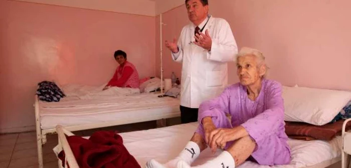 Profesorul doctor Florinel Bădulescu spune că e nevoie de mai mulţi angajaţi în clinică, pentru a îngriji bolnavii. 