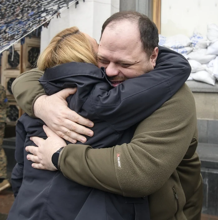 Preşedinta Parlamentului European, Roberta Metsola l-a îmbrăţişat pe preşedintele Parlamentului Ucrainei, Ruslan Stefanchuc, în prima vizită a unui oficial UE de la invazia rusă în Ucraina  Foto: twitter