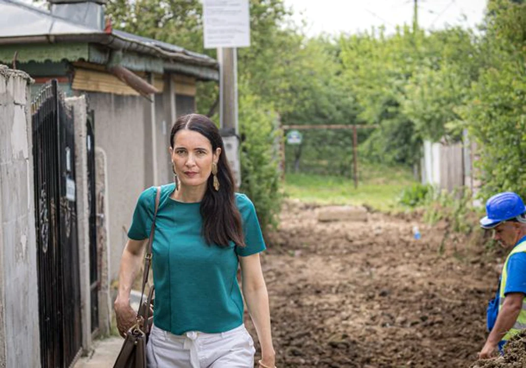 
    Clotilde Armand, de vorbă cu muncitorii  