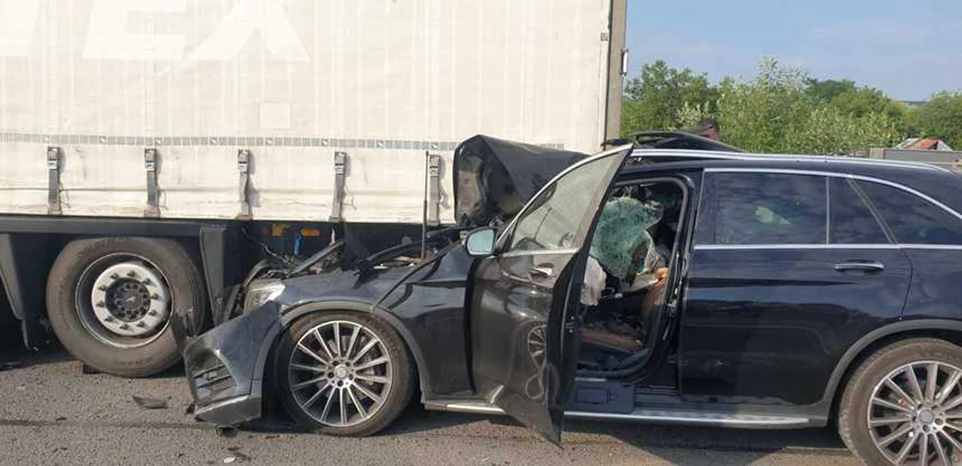 
    O femeie a fost decapitată, după ce maşina condusă de soţul său a intrat direct sub remorca unui TIRfoto: News.ro  